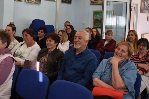 KUD Mramorak organizovao književno veče. Bojan Ljubenović i veče satire, uz domaće kifle i sok od zove