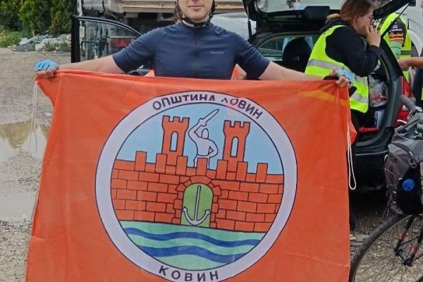 I Kovin ima svog biciklistu. Bavanište i Kovin dočekali studente koji voze na mitining u Zaječaru