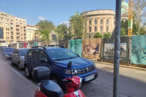 Plava Dacia išla na sindikalni skup Prvog maja ispred Skupštine. Šta je radila bela Dacia na ulici tog dana?