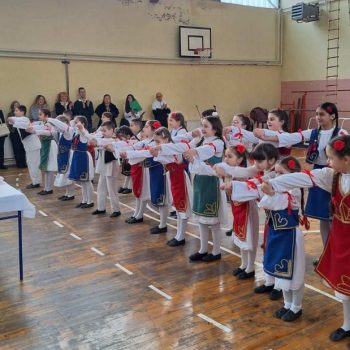 Pločica: KUD „Zlatni vez“ razgalio srca i uveličao školsku svečanost