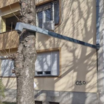 Obešeni oluk: Ko je nadležan da ga pravilno postavi?