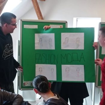 Reci to na našem jeziku, jer mesec je srpskog jezika