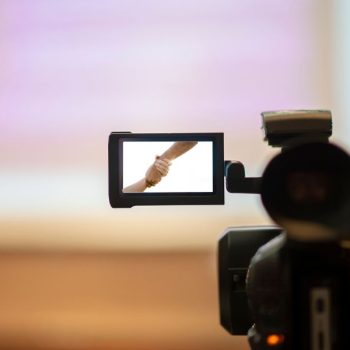 Nismo sami: Kovinske info u porodici Local pres