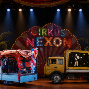 Putujući cirkus na pozorišnim daskama kao na vašarskoj bini