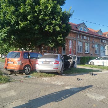 Dva automobila u saobraćajki u centru Kovins