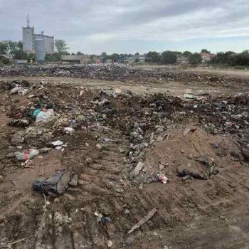 Požar na deponiji ugašen: Komunalac nasuo 1.000 kubika zemlje